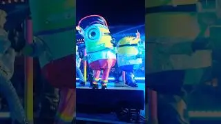 Minions dance at night #universalstudiosjapan #minions #despicableme #shorts