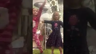 Мои первые танцы с младшей сестрой близняшка на Ютюбе￼￼👧🏽👧🏽❤️