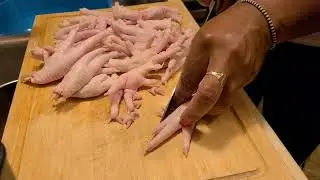 HOW TO CLEAN CHICKEN FEET | GET YOUR COLLAGEN! | SOUP DELICACIES!!