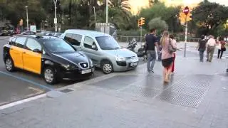 ветерок  раздувает юбочки девушкам скрытая камера