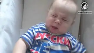 Детки пробуют лимон