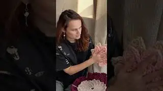 Почему некоторые  ковры весят много..