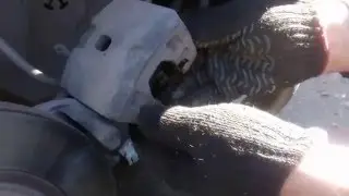 Замена тормозных колодок на mitsibishi colt ( Replacing the brake pads on mitsibishi colt )