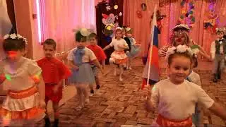 Выход цирковых артистов: 