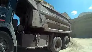 Работаем,зеленый КамАЗ,пробили колесо