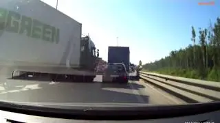 Фура зажала микру