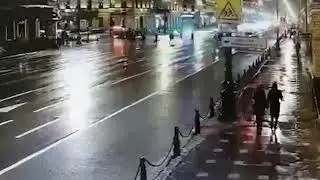 В Петербурге автомобиль, проезжая на красный, сбил двоих человек!