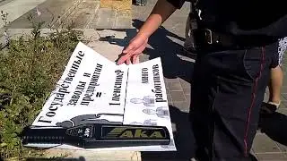 В Астрахани полицейский хотел отнять плакат у старушки, но всё обошлось по мирному