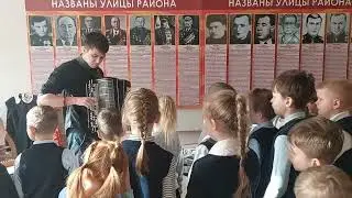Экскурсовод Глеб традиционно заканчивает рассказ о музыкальных инструментах игрой на баяне