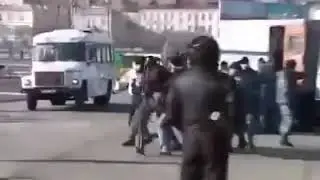 Жители Владивостока решили походить хороводом вокруг ёлочки, ну и загремели в автозаки