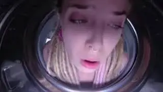 Застряла в стиралке, а брат тут как тут😏