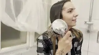 Hanna washes her Vans and leather pants in the bathtub   Trailer