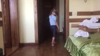 Прикол, маленькая девочка танцует без музыки