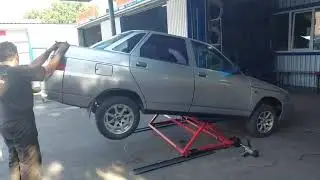 Автомобильный мобильный механический подъёмник в работе