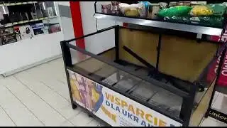 Поляк заснял в торговом центре пустой контейнер для пожертвований на Украину.