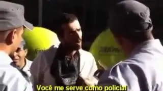 Artista fuzilando policiais com palavras