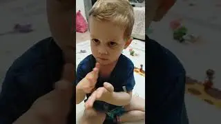 Саша, лепит пирожное из пластилина)