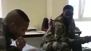Негры ругаются. Собака черная