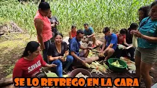 Nos pusimos a pelar los elotes y Fátima aprovecha para decirle a Ulises que tiene otro.