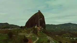 Vuelo Sobre la Piedra el peñol y el embalse El Peñol en Guatapé Antioquia