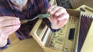 Klirrende Töne am Harmonium reparieren