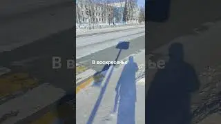 северный город. люди в воскресенье спят до обеда.