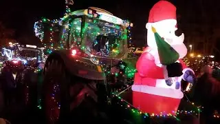 60 mit Weihnachtsbeleuchtung geschmückte Traktoren parken in Bad Bevensen Deutschland