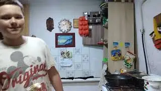Сын жарит маршмалоу над свечой