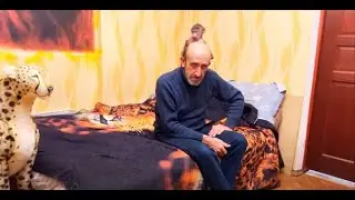 Влад СИДИТ ЗЛОЙ , он еле еле одел Люське  памперсы!