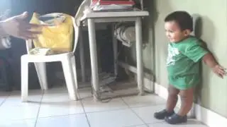 bebito aprendiendo a caminar