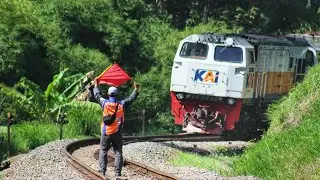 DEMI KEAMANAN KERETA INI DIBERHENTIKAN PETUGAS ! WAJIB DI PANDU AGAR BISA LEWAT !