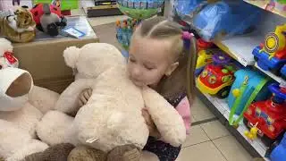 Polina plays and buys a toy in the store | Полина играет и покупает игрушку в магазине