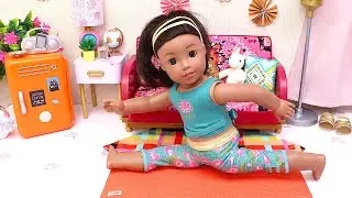 Doll organises the fridge with food and starts the day with yoga practice! Play Dolls