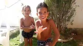 Se divertindo na piscina.