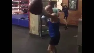 Отработка ударов на боксерской груше 