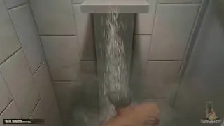 Homem velho tatuado tomando banho