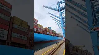 Look at the SIZE of this Container Ship:😱🚢