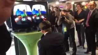 De Koning probeert de Oculus Rift