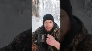 Варю непонятное растение, которое нашел в тайге. 