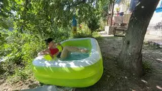 перданула в бассейн, пока злой отошел