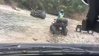 Mitsubishi Pajero nel fiume