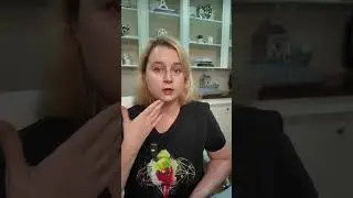 Не разрешайте попугаям сидеть на плече #попугай #попугаи #дляпопугаев #уходзапопугаями