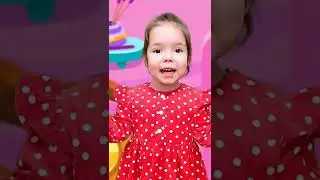 Настя и собачка Duddu играют в игре 