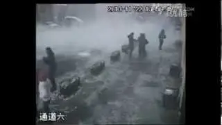 Cámaras de seguridad captaron un gran bloque de hielo que cae sobre un auto en movimiento (27/11/13)