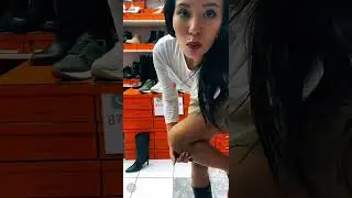 В КАПРОНОВЫХ КОЛГОТКАХ / КАЗАШКА ПРИМЕРЯТ ОБУВЬ 