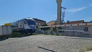 DENİZLİ-İZMİR TRENİ ORTAKLAR HEMZEMİN GEÇİT BARİYERLERİNDEN GEÇİŞ...