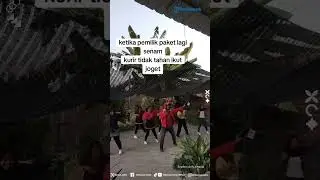Lengah Dikit Udah Ganti Peran! Momen Kang Paket Sempatkan Ikut Senam Bareng Ibu-ibu Saat Antar Paket