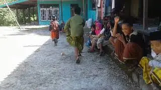 Lomba pindahin air. Santri Darul Ulum panjelin