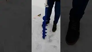 Первый раз в жизни взял бур в руки 