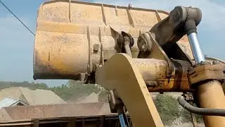 skill operator alat berat loader melakukan pekerjaan konstruksi di lokasi tambang